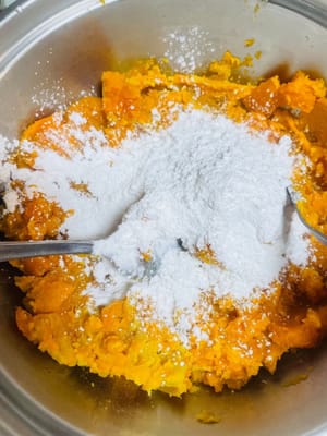 もち米粉を加えてよく混ぜ、粘り気のないサツマイモ生地になるまでこねます。