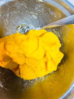 もち米粉を加えてよく混ぜ、粘り気のないサツマイモ生地になるまでこねます。