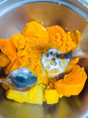 サツマイモがまだ熱いうちに練乳を加え、スプーンでペースト状になるまで潰します。滑らかであればあるほど良いです。