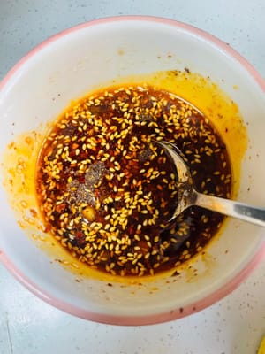 Aggiungere 3 cucchiai di salsa di soia chiara, 5 cucchiai di aceto invecchiato, 1 cucchiaio di zucchero bianco, 1 cucchiaio di sale, 1 cucchiaio di essenza di pollo e 1 cucchiaio di pepe di Sichuan in polvere. Mescolare bene e l'aroma si sprigionerà immediatamente.