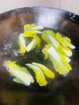 Portate a ebollizione una pentola d'acqua, aggiungete i noodles di patate dolci ammollati e cuocete per 6-8 minuti, o finché i noodles non saranno morbidi e lisci.

Mi piace aggiungere delle verdure, ma potete aggiungere quelle che preferite, ma sconsiglio di aggiungere verdure a foglia verde, perché tendono a ingiallire a contatto con la zuppa acida, compromettendone sia l'aspetto che il sapore.