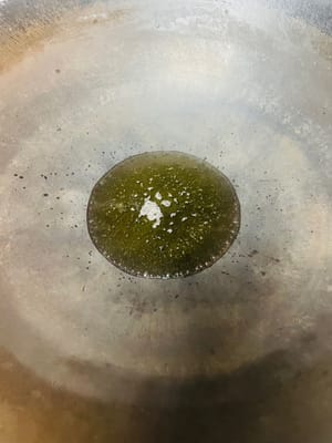 Versate abbondante olio in una padella e fatelo scaldare. Quando sentite un rumore sfrigolante, versatelo sul peperoncino in polvere e mescolate bene.