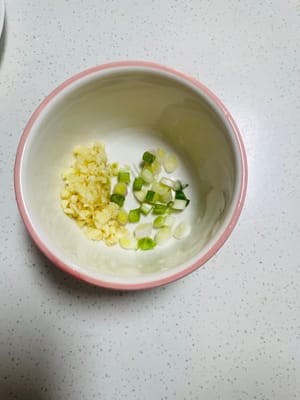 Preparare la salsa soul: preparare una ciotola per condire, aggiungere l'aglio tritato, le foglie bianche di cipollotto tritate, 2 cucchiai di peperoncino in polvere e 1 cucchiaio di semi di sesamo bianchi.