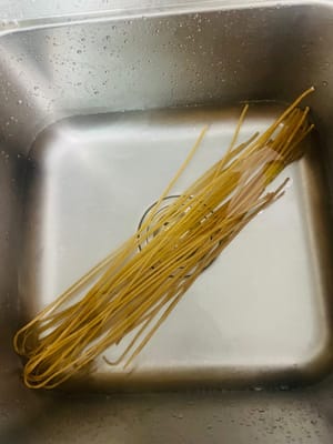 Selezione e ammollo dei noodles di riso: è fondamentale scegliere i noodles di patate dolci rotondi e lisci del Sichuan! Immergerli in acqua fredda per più di 12 ore, oppure in acqua calda a circa 70°C per più di 6 ore, finché i noodles non diventano morbidi e non hanno più il cuore duro.