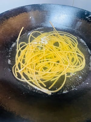 Portate a ebollizione una pentola d'acqua, aggiungete i noodles di patate dolci ammollati e cuocete per 6-8 minuti, o finché i noodles non saranno morbidi e lisci.

Mi piace aggiungere delle verdure, ma potete aggiungere quelle che preferite, ma sconsiglio di aggiungere verdure a foglia verde, perché tendono a ingiallire a contatto con la zuppa acida, compromettendone sia l'aspetto che il sapore.