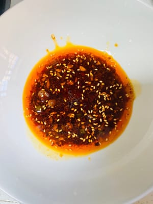 Assemblaggio e apertura: Mentre i noodles cuociono, prendi una grande ciotola contenente i noodles, prendi qualche cucchiaio di salsa preparata e aggiungi 100 ml di brodo o acqua bollita.