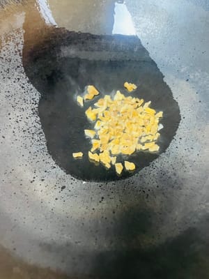 Saltare gli ingredienti: nella stessa padella usata per friggere l'olio, soffriggere prima il ravanello essiccato finché l'acqua non evapora e rimuoverla; quindi soffriggere i fagioli dall'occhio sottaceto finché l'acqua non evapora. Assicurarsi di soffriggerli separatamente, altrimenti i sapori si mescoleranno e il piatto non sarà altrettanto profumato.