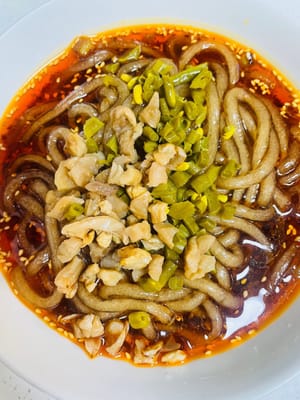 Versare i noodles di riso cotti in una ciotola, guarnire con ravanelli secchi saltati in padella e fagioli dall'occhio sottaceto, cospargere con coriandolo e cipollotti tritati e aggiungere qualche arachidi.