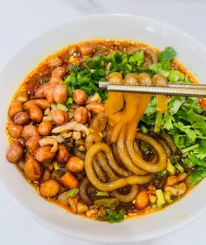 Un piatto di spaghetti di riso piccanti e aspri davvero delizioso