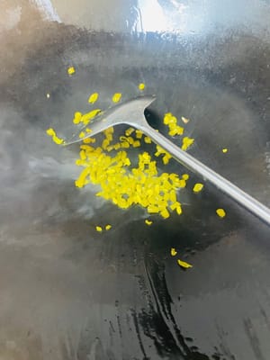 Saltare gli ingredienti: nella stessa padella usata per friggere l'olio, soffriggere prima il ravanello essiccato finché l'acqua non evapora e rimuoverla; quindi soffriggere i fagioli dall'occhio sottaceto finché l'acqua non evapora. Assicurarsi di soffriggerli separatamente, altrimenti i sapori si mescoleranno e il piatto non sarà altrettanto profumato.