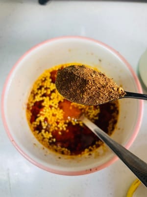 Aggiungere 3 cucchiai di salsa di soia chiara, 5 cucchiai di aceto invecchiato, 1 cucchiaio di zucchero bianco, 1 cucchiaio di sale, 1 cucchiaio di essenza di pollo e 1 cucchiaio di pepe di Sichuan in polvere. Mescolare bene e l'aroma si sprigionerà immediatamente.