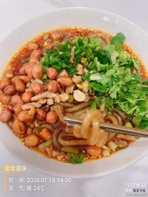 La salsa in questa ciotola di noodles agropiccanti è davvero l'anima del piatto! Dopo averli mangiati avidamente, non ero ancora soddisfatto, così ho cucinato qualche raviolo da intingere. Inaspettatamente, la salsa agropiccante e saporita ha ricoperto i ravioli, e ogni boccone era una delizia completamente diversa: una sorpresa davvero inaspettata.