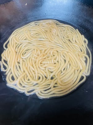 Portate a ebollizione una pentola d'acqua, aggiungete i noodles di patate dolci ammollati e cuocete per 6-8 minuti, o finché i noodles non saranno morbidi e lisci.

Mi piace aggiungere delle verdure, ma potete aggiungere quelle che preferite, ma sconsiglio di aggiungere verdure a foglia verde, perché tendono a ingiallire a contatto con la zuppa acida, compromettendone sia l'aspetto che il sapore.