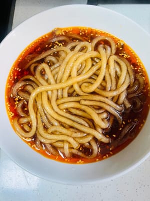 Versare i noodles di riso cotti in una ciotola, guarnire con ravanelli secchi saltati in padella e fagioli dall'occhio sottaceto, cospargere con coriandolo e cipollotti tritati e aggiungere qualche arachidi.