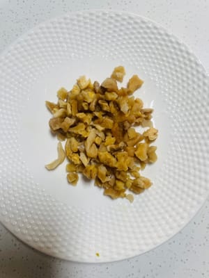 Preparare i contorni: tagliare a pezzetti i fagiolini sottaceto e il ravanello secco e mettere da parte;