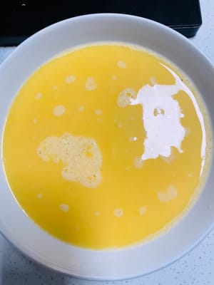 Crack 3 eggs into a bowl and beat them well. Add water according to the ratio of egg liquid to water of 1:1.5 (for example, if there is 100ml of egg liquid, add 150ml of water). Stir and mix, then strain to get a smooth egg liquid.