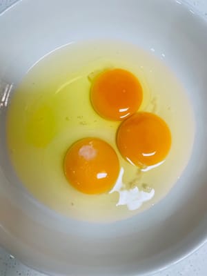 Casca 3 huevos en un bol y bátelos bien. Añade agua en una proporción de 1:1,5 (por ejemplo, si hay 100 ml de huevo líquido, añade 150 ml de agua). Remueve y mezcla, y luego cuela hasta obtener una mezcla homogénea.