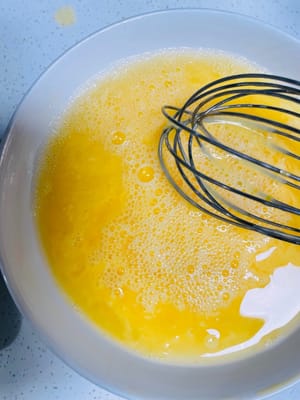 Casca 3 huevos en un bol y bátelos bien. Añade agua en una proporción de 1:1,5 (por ejemplo, si hay 100 ml de huevo líquido, añade 150 ml de agua). Remueve y mezcla, y luego cuela hasta obtener una mezcla homogénea.