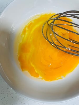 Casca 3 huevos en un bol y bátelos bien. Añade agua en una proporción de 1:1,5 (por ejemplo, si hay 100 ml de huevo líquido, añade 150 ml de agua). Remueve y mezcla, y luego cuela hasta obtener una mezcla homogénea.
