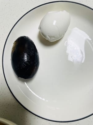 Primero, hierva los huevos salados y los huevos en conserva hasta que estén cocidos, quíteles la cáscara y córtelos en cubos pequeños. Reserve.