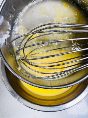 Casca 3 huevos en un bol y bátelos bien. Añade agua en una proporción de 1:1,5 (por ejemplo, si hay 100 ml de huevo líquido, añade 150 ml de agua). Remueve y mezcla, y luego cuela hasta obtener una mezcla homogénea.