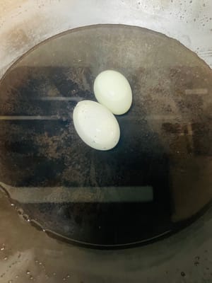 Primero, hierva los huevos salados y los huevos en conserva hasta que estén cocidos, quíteles la cáscara y córtelos en cubos pequeños. Reserve.