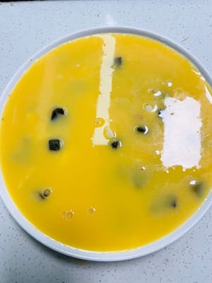 Place the diced salted egg and preserved egg into a steaming container, and then slowly pour the strained egg liquid into the container.