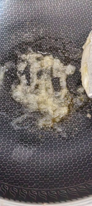 接著鍋中加入少許食用油，嚟一茶匙清水，少許鹽，少許水澱粉，給它熬製黏稠