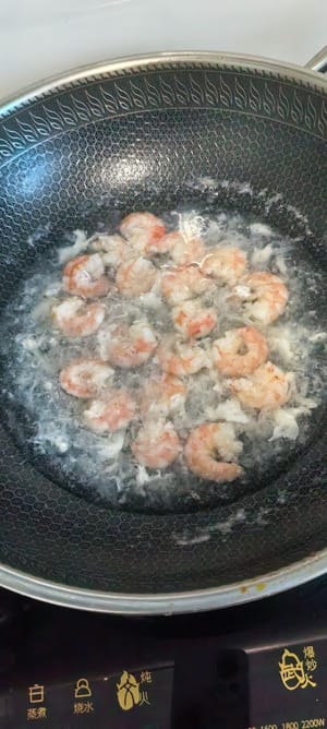 鍋裡倒入適量的清水，水開放少許鹽，然後倒入剛才醃製好的蝦米，大約焯燙一分鐘左右