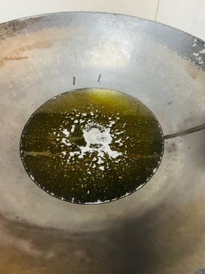 6. 鍋にたっぷりの油を入れ、180℃程度に熱します。鶏もも肉についた余分な小麦粉を払い落とし、中弱火で約3分、または鶏もも肉が固まるまで炒めます。