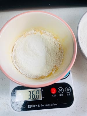 生地を作る：別のボウルに卵液30gと牛乳25gを入れ、先ほどの衣粉30gを加えて混ぜ、なめらかな生地になるまで混ぜます。