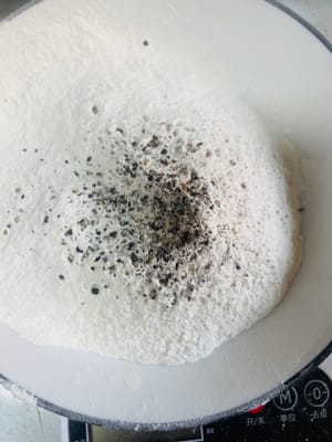 衣粉：ボウルに小麦粉120g、塩2g、黒コショウ粉適量、片栗粉60gを入れ、よく混ぜて置いておきます。