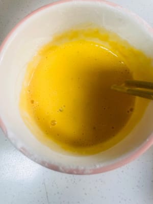 生地を作る：別のボウルに卵液30gと牛乳25gを入れ、先ほどの衣粉30gを加えて混ぜ、なめらかな生地になるまで混ぜます。