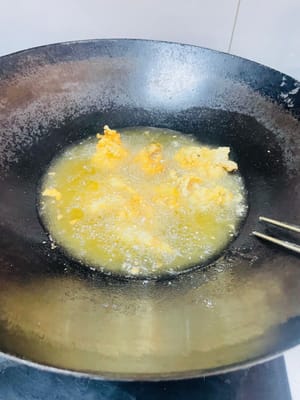 6. 鍋にたっぷりの油を入れ、180℃程度に熱します。鶏もも肉についた余分な小麦粉を払い落とし、中弱火で約3分、または鶏もも肉が固まるまで炒めます。