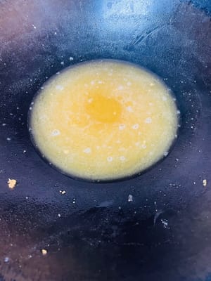 油を熱し、煙が出るまで加熱を続け、揚げた鶏もも肉を加え、皮が黄金色になりカリッとするまで30秒～1分ほど揚げます。油を切って取り出します。