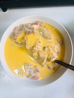 まず、鶏もも肉をマリネして衣にし、肉の各部分に衣が均等に付くようにします。