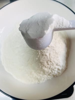 衣粉：ボウルに小麦粉120g、塩2g、黒コショウ粉適量、片栗粉60gを入れ、よく混ぜて置いておきます。