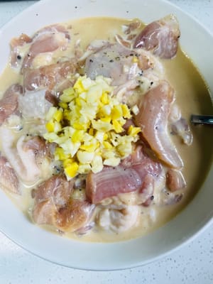 骨なし鶏もも肉を細かく切り、薄口醤油大さじ2、牛乳100ml、みじん切りにした生姜とニンニク、適量の黒胡椒、塩2グラムを加えます。よく混ぜ合わせ、少なくとも2時間漬け込みます。漬け込む時間が長いほど、風味が増します。