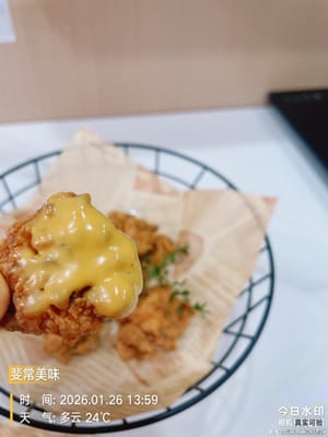 刻んだパセリを散らし、お好みのソース（ハニーマスタード、サラダドレッシング、ケチャップ、または韓国の唐辛子ペーストを使ったピリ辛ソースなど）をかけてお召し上がりください。

韓国ドラマを見ていると、必ず「フライドチキンとビール！」と叫びたくなりますよね。お家で簡単に再現できます。外はホロホロと崩れるほどカリカリ、中はとびきりジューシー。ドラマを見ながら、ついつい食べ進めてしまうこと間違いなしです！