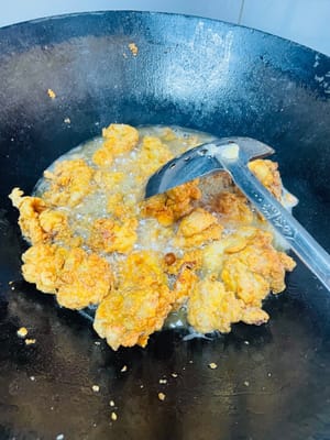 油を熱し、煙が出るまで加熱を続け、揚げた鶏もも肉を加え、皮が黄金色になりカリッとするまで30秒～1分ほど揚げます。油を切って取り出します。