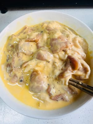 まず、鶏もも肉をマリネして衣にし、肉の各部分に衣が均等に付くようにします。