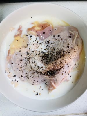骨なし鶏もも肉を細かく切り、薄口醤油大さじ2、牛乳100ml、みじん切りにした生姜とニンニク、適量の黒胡椒、塩2グラムを加えます。よく混ぜ合わせ、少なくとも2時間漬け込みます。漬け込む時間が長いほど、風味が増します。