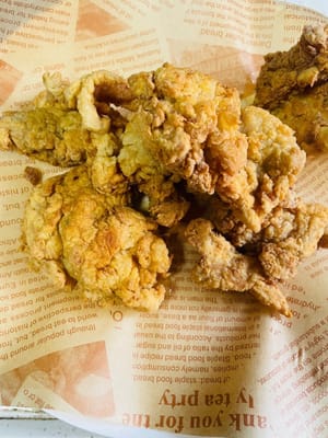 6. 鍋にたっぷりの油を入れ、180℃程度に熱します。鶏もも肉についた余分な小麦粉を払い落とし、中弱火で約3分、または鶏もも肉が固まるまで炒めます。