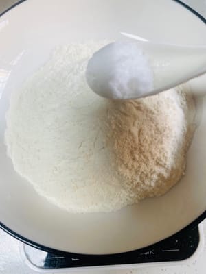 衣粉：ボウルに小麦粉120g、塩2g、黒コショウ粉適量、片栗粉60gを入れ、よく混ぜて置いておきます。