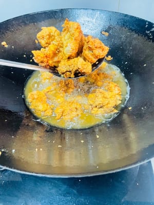 油を熱し、煙が出るまで加熱を続け、揚げた鶏もも肉を加え、皮が黄金色になりカリッとするまで30秒～1分ほど揚げます。油を切って取り出します。