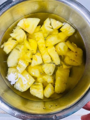 Tagliare l'ananas a pezzetti e metterli a bagno in acqua salata per 1 ora. Questo eliminerà l'astringenza e renderà il sapore più dolce.