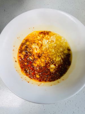 Scaldate un po' d'olio in una padella, versatelo sulla salsa sfrigolando per farla sprigionare, quindi aggiungete 1 cucchiaio di salsa di ostriche, 2 cucchiai di salsa di soia chiara, mezzo cucchiaio di zucchero bianco e qualche goccia di succo di limone. Mescolate bene e la salsa soul è pronta.