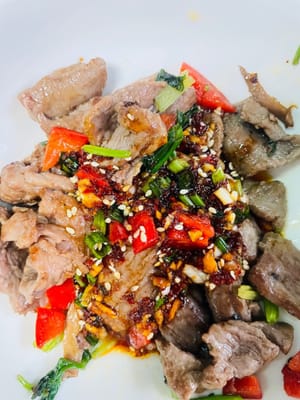 Mettere il manzo saltato in padella e i contorni in una ciotola capiente, aggiungere 2 cucchiai di salsa essenziale, quindi versare i pezzi di ananas ammollati, mescolare bene ed è pronto da mangiare!