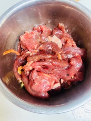 Aggiungere alla carne macinata un pizzico di bicarbonato, 1 cucchiaio di salsa di soia leggera, mezzo cucchiaio di salsa di ostriche, 1 cucchiaio di vino da cucina, zenzero grattugiato e un pizzico di pepe nero. Mescolare bene a mano e lasciare marinare per almeno 30 minuti (per rendere la carne tenera e succosa).