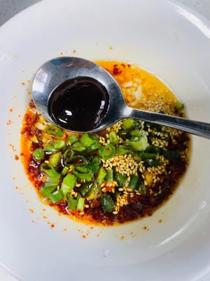 Scaldate un po' d'olio in una padella, versatelo sulla salsa sfrigolando per farla sprigionare, quindi aggiungete 1 cucchiaio di salsa di ostriche, 2 cucchiai di salsa di soia chiara, mezzo cucchiaio di zucchero bianco e qualche goccia di succo di limone. Mescolate bene e la salsa soul è pronta.